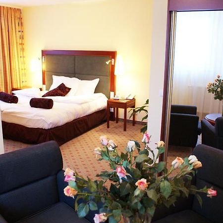 Hotel Wilga By Katowice Airport Меженцице Экстерьер фото